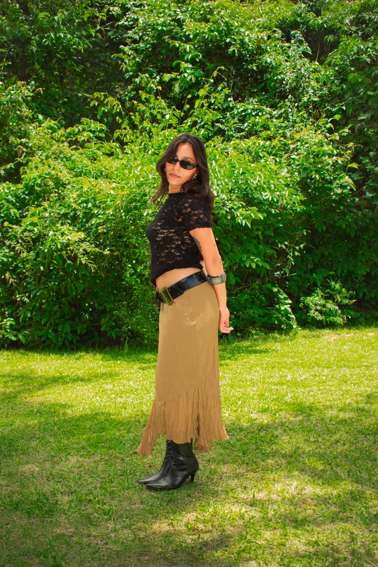 Look editorial QUORA — coleção autoral de moda brasileira